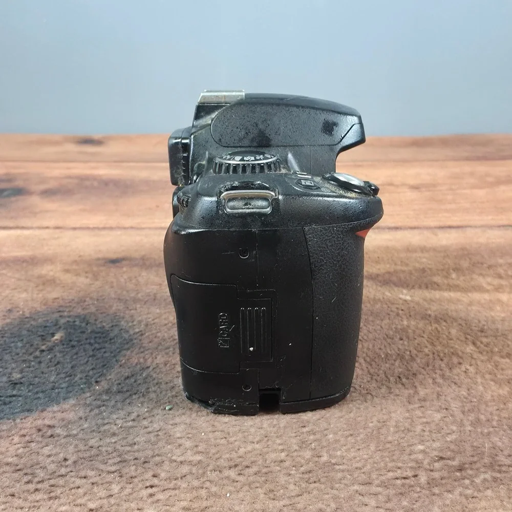 Nikon D40 DSLR Camera Body Black Fair For Parts or Repair